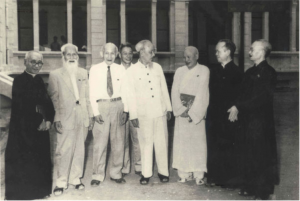 Chủ tịch Hồ Chí Minh nói chuyện với các đại biểu tôn giáo trong Quốc hội nước Việt Nam Dân chủ Cộng hòa năm 1960 (Trung tâm Lưu trữ Quốc gia III, Tài liệu ảnh giai đoạn (1954 - 1985) (LIV), SLT 1474)