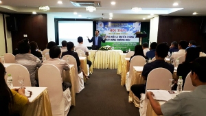 Ông Đỗ Kim Dũng - Viện trưởng Viện Nghiên cứu và Đào tạo Quảng cáo Việt Nam chia sẻ kinh nghiệm đến các doanh nhân trẻ.