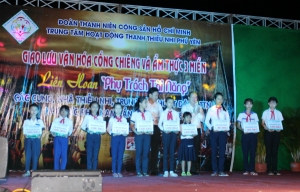Lãnh đạo tỉnh và Tỉnh Đoàn trao học bổng cho học sinh ở huyện Sông Hinh.