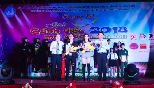 Phó Chủ tịch UBND tỉnh Phan Đình Phùng và Bí thư Tỉnh đoàn, Chủ tịch Hội LHTN tỉnh Phú Yên Phan Xuân Hạnh trao giải nhất cho hai thí sinh đạt thể loại hát. 