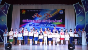Ban Tổ chức trao giải cho các thí sinh xuất sắc tại Hội thi.