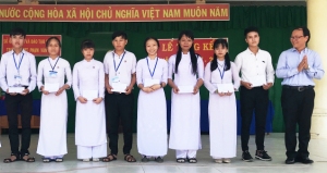 Trao học bổng cho các em học sinh Trường THPT Phạm Văn Đồng.