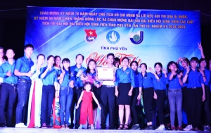 Ban Tổ chức trao giải nhất cho Đoàn - Hội Sinh viên trường Cao đẳng Công thương Miền Trung.