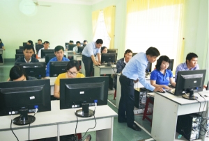 Cán bộ, công chức, viên chức ở huyện Tuy An tham gia Hội thi.