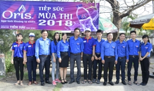 Đ/c Lê Thị Thanh Bích thăm, động viên, tặng quà cho đội tình nguyện “Tiếp sức mùa thi” của Huyện Đoàn Đông Hòa.