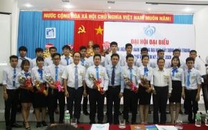 Lãnh đạo Tỉnh Đoàn, Hội Sinh viên Việt Nam tỉnh và lãnh đạo Đảng ủy trường tặng hoa chúc mừng các đồng chí vào Ban chấp hành, nhiệm kỳ 2018 - 2020.