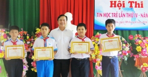 Bí thư Huyện Đoàn Lê Vĩnh Thái trao giải Nhất, nhì, ba cho các em khối Tiểu học.