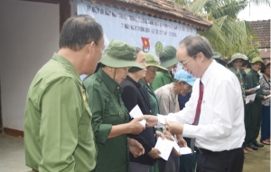 Đồng chí Phan Đình Phùng - Phó Chủ tịch UBND tỉnh trao quà cho các gia đình thương binh, liệt sĩ, hội viên Hội Cựu thanh niên xung phong có hoàn cảnh khó khăn.