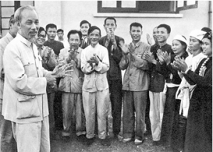 Chủ tịch Hồ Chí Minh nói chuyện với Anh hùng và  Chiến sỹ thi đua nông nghiệp năm 1957 - Nguồn: sggp.org.vn