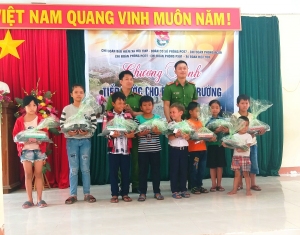 Tặng quà cho các em học sinh vượt khó học giỏi ở xã Hòa Hội.