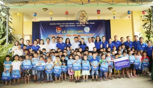 Ban Tổ chức trao chụp hình lưu niệm cùng các cháu thiếu nhi Trường mầm non Hòa Hiệp Nam.