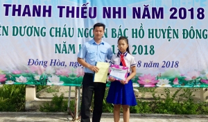 Trao tiền "đỡ đầu" cho em Nguyễn Văn Thiên Hương.