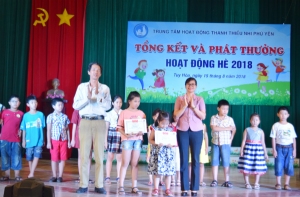 Lãnh đạo Tỉnh Đoàn và lãnh đạo Trung tâm trao giấy khen các em thiếu nhi xuất sắc trong dịp hè.