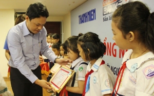 Bí thư Tỉnh Đoàn Phú Yên Phan Xuân Hạnh trao học bổng Nguyễn Thái Bình cho các học sinh là con em ngư dân