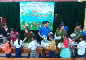 Các đơn vị tặng quà cho các em học sinh Trường tiểu học Sơn Giang