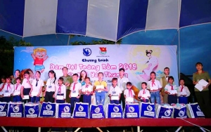 Đ/c Hồ Thị Xuân Hương - Phó Bí thư Đoàn Thanh niên Công an tỉnh tặng quà cho các em học sinh có hoàn cảnh khó khăn.