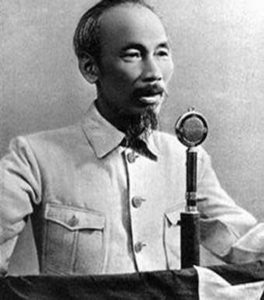 Ngày 2/9/1945, tại quảng trường Ba Đình, Chủ tịch Hồ Chí Minh đọc bản Tuyên ngôn độc lập khai sinh ra nước Việt Nam Dân chủ cộng hòa (nay là nước CHXHCN Việt Nam).