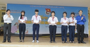 Đ/c Trần Minh Trí - Phó Bí thư Tỉnh Đoàn, Chủ tịch Hội Sinh viên tỉnh trao quà cho các em học sinh có hoàn cảnh khó khăn trên địa bàn TP Tuy Hòa.