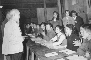 Chủ tịch Hồ Chí Minh chỉ rõ vai trò quan trọng của đội ngũ cán bộ là người lãnh đạo quần chúng, là “cầu nối” Đảng, Nhà nước với nhân dân
