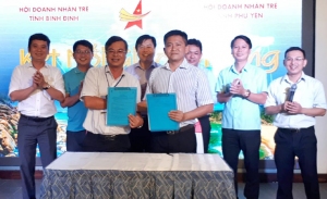 Đại diện Hội Doanh nhân trẻ Phú Yên và Bình Định ký kết hợp tác dưới sự chứng kiến của Phó Chủ tịch UBND tỉnh Trần Hữu Thế và lãnh đạo Tỉnh Đoàn hai tỉnh.