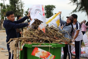 Học sinh, sinh viên Phú Yên làm vệ sinh môi trường tại bãi biển Tuy Hòa và thu gom rác đến nơi tập kết.