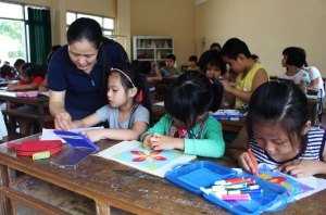 Các thiếu nhi tham gia lớp hội họa tại Trung tâm Hoạt động Thanh thiếu nhi Phú Yên.