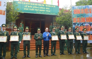 Lãnh đạo Bộ Chỉ huy Bộ đội Biên phòng tỉnh và lãnh đạo Tỉnh Đoàn Phú Yên tuyên dương, khen thưởng các cá nhân chiến sĩ, quân nhân chuyên nghiệp trẻ đạt danh hiệu “Gương mặt trẻ tiêu biểu”.