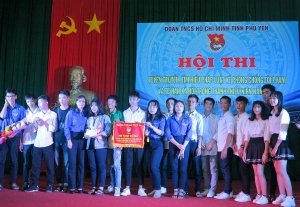  Phó Bí thư Tỉnh Đoàn Lê Thị Thanh Bích trao giải nhất cho Đoàn Trường THPT Lê Trung Kiên.