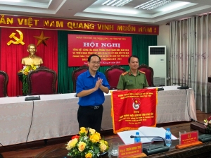 Đồng chí Trần Minh Trí – Phó Bí thư Tỉnh Đoàn trao cờ thi đua xuất sắc cho Đoàn thanh niên Công an tỉnh.