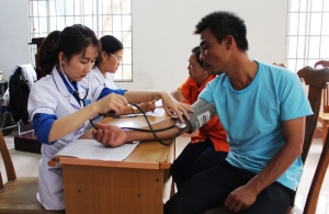 Y, bác sĩ trẻ Bệnh viện Đa khoa Phú Yên khám bệnh cho công nhân tại KCN Đông Bắc Sông Cầu.