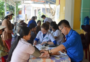 Đội ngũ y, bác sỹ trẻ tham gia khám bệnh cho người dân.