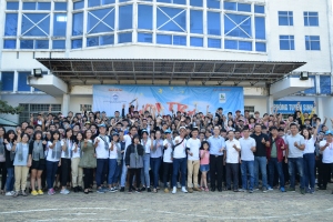 Lãnh đạo Tỉnh Đoàn cùng các học sinh, sinh viên, người con của tỉnh Phú Yên đang học tập mọi miền Tổ quốc chụp hình lưu niệm tại hội trại.