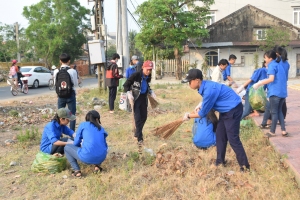 ĐVTN tham gia dọn vệ sinh môi trường tại các Công viên phường Phú Đông.