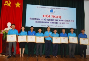 Anh Lương Minh Tùng - Phó Bí thư Tỉnh Đoàn, Chủ tịch Hội LHTN Việt Nam tỉnh trao bằng khen cho các cá nhân có thành tích xuất sắc trong công tác Hội và phong trào thanh niên năm 2018.