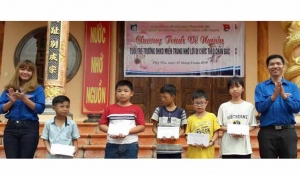 Đoàn trường tặng quà cho các học sinh nghèo ở xã Hòa Trị (H. Phú Hòa).