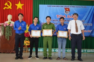Lãnh đạo Tỉnh Đoàn và Lãnh đạo Huyện ủy Phú Hòa tuyên dương gương cán bộ Đoàn tiêu biểu giai đoạn 2016-2018.