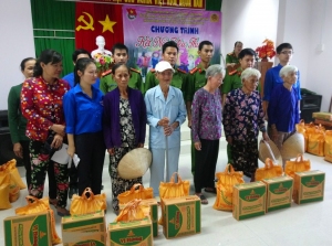 Tặng quà cho người dân có hoàn cảnh khó khăn ở xã Hòa Tâm, huyện Đông Hòa.