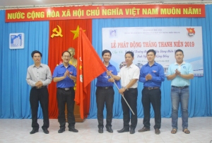 Lãnh đạo Tỉnh Đoàn và lãnh đạo Đảng ủy trường trao cờ phát động Tháng thanh niên năm 2019.