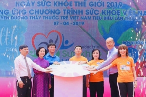 Trưởng ban Dân vận Trung ương Trương Thị Mai cùng các đại biểu bấm nút khởi động Ngày sức khoẻ thế giới 2019,hưởng ứng Chương trình Sức khỏe Việt Nam.