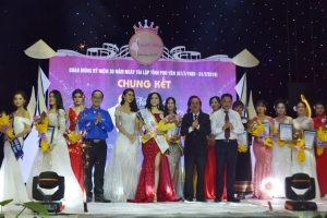 Lãnh đạo tỉnh và Ban Tổ chức trao giải nhất cho thí sinh Phan Nguyễn Hồng Lam - Trường THPT Lê Lợi ( huyện Đồng Xuân).