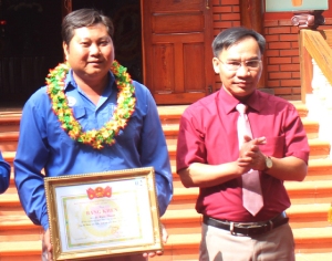 Ủy viên Ban Thường vụ Tỉnh ủy, Chủ tịch Ủy ban MTTQ tỉnh Nguyễn Quốc Hoàn trao bằng khen của Tỉnh đoàn cho Lê Ngọc Thanh tại Nhà thờ Bác Hồ.