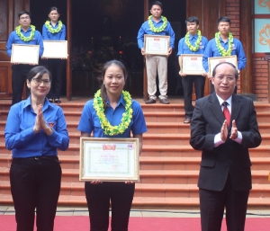 Nguyễn Thị Trúc Lam (giữa) nhận bằng khen của Tỉnh Đoàn Phú Yên vì có thành tích xuất sắc trong học tập và làm theo lời Bác tại Nhà thờ Bác Hồ.