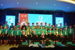 Các đồng chí lãnh đạo tặng hoa chúc mừng các anh, chị tham gia vào Ủy ban Hội LHTN Việt Nam thành phố Tuy Hòa khóa VII, nhiệm kỳ 2019 - 2024.