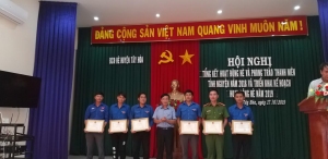 Đ/c Nguyễn Hữu Trị - Phó Chủ tịch UBND huyện Tây Hòa tặng giấy khen của UBND huyện cho các cá nhân đã có thành tích xuất sắc.