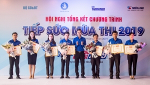 Đồng chí Bùi Quang Huy - Bí thư Trung ương Đoàn, Chủ tịch Hội Sinh viên Việt Nam trao bằng khen cho các đơn vị có nhiều nỗ lực và thành tích xuất sắc trong chương trình “Tiếp sức mùa thi” 2019.