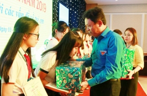 Đồng chí Phan Xuân Hạnh - UVBCH Trung ương Đoàn, Bí thư Tỉnh Đoàn Phú Yên tặng quà cho các em thiếu nhi.