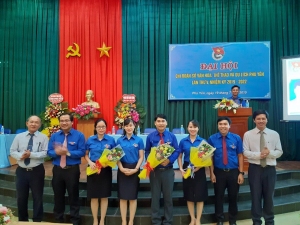 Các đồng chí lãnh đạo tặng hoa chúc mừng BCH Chi đoàn Sở VH, TT&DL khóa V, nhiệm kỳ 2019 -2022