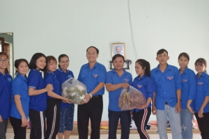 Phó Bí thư Tỉnh Đoàn, Chủ tịch Hội Sinh viên Việt Nam tỉnh Trần Minh Trí tặng quà cho đội hình sinh viên tình nguyện Trường Đại học Phú Yên.