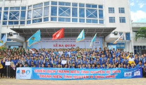Các chiến sĩ tình nguyện chụp hình lưu niệm cùng lãnh đạo tỉnh và Ban Tổ chức.