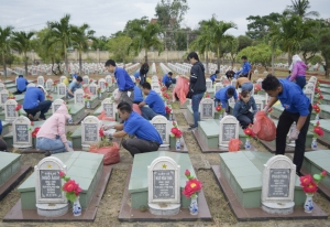 ĐVTN tham gia tu tảo, dọn vệ sinh, chăm sóc các phần mộ liệt sĩ tại Nghĩa trang Liệt sĩ tỉnh.